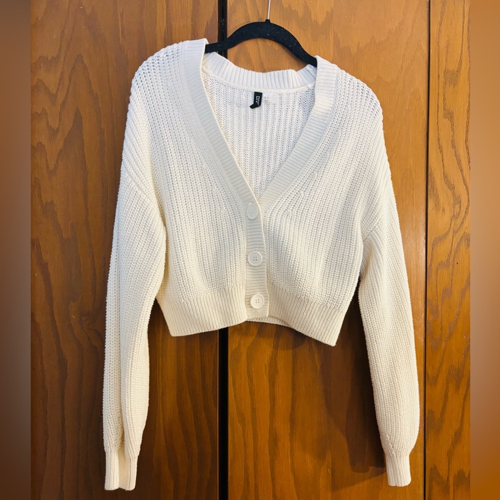 DIVIDED button down cropped v-neck sweater